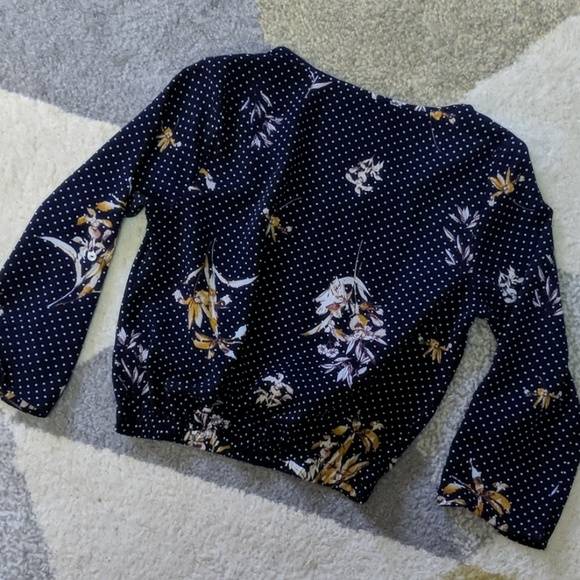 3/$15🍎Crop Tie-Front Blouse - Size M - Picture 8 of 8